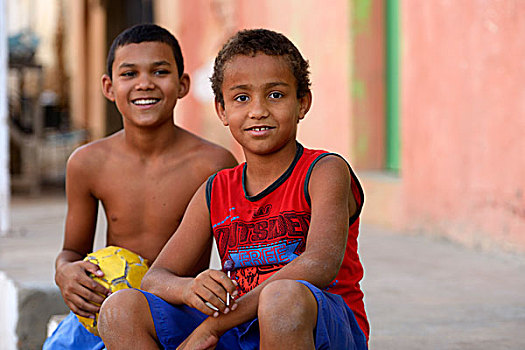 两个男孩,足球,坐,户外,房子,巴西,南美,慈善