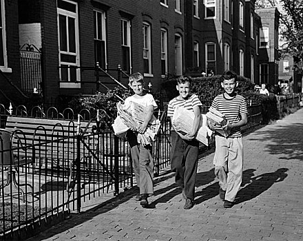 三个男孩,走,街道,捆,纸