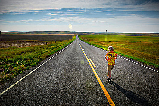 孩子,金发,男孩,骑,乡村道路,后视图