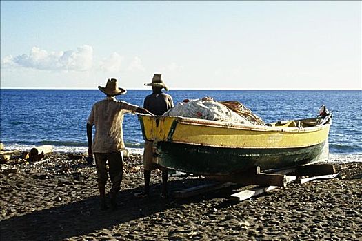 后视图,两个男人,靠近,船,海滩,岛屿,马提尼克岛,加勒比海