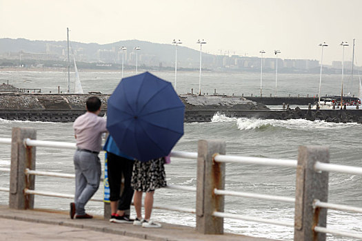 山东省日照市,夏日里的海滨人流如织,游客尽情享受假日感受清凉