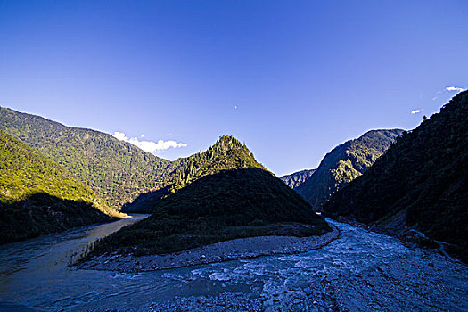 西藏高山峡谷树林