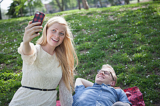 年轻,情侣,智能手机,公园
