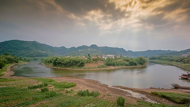 蜿蜒河流晚霞民居码头