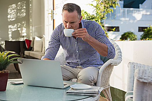 男人,喝咖啡,使用笔记本,露台,桌上,咖啡