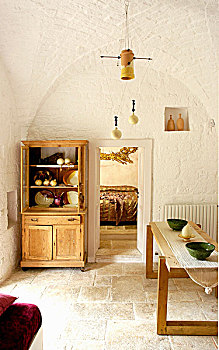 木桌子,柜橱,刷白,墙壁,整修,锥形石灰板屋顶