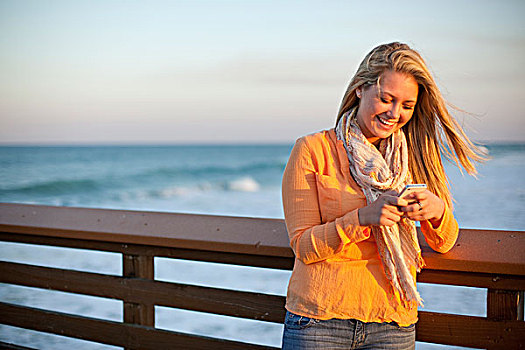 美女,站立,码头,海滩,发短信,手机,棕榈海滩,佛罗里达,美国
