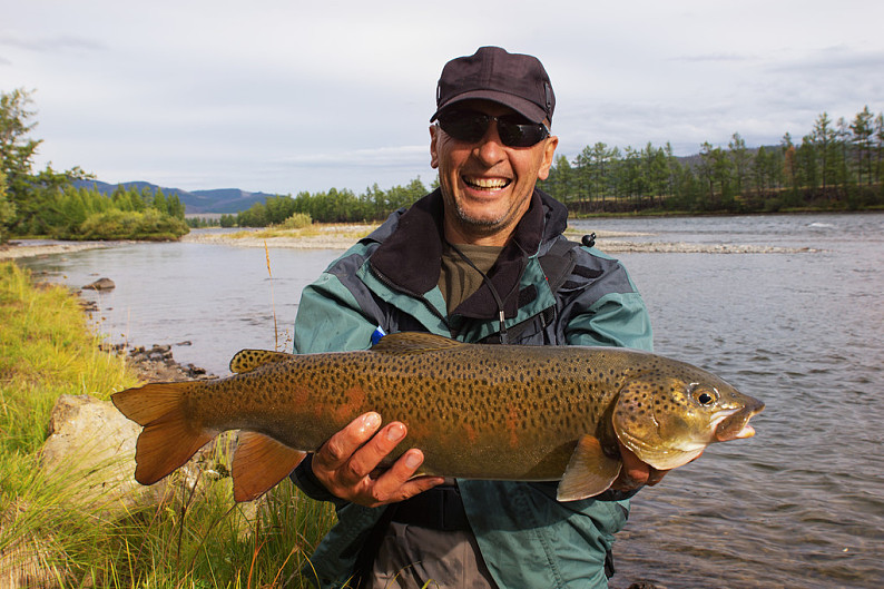鱼,拿着 英 文:fishing in the mongolia,fishing on river shishged