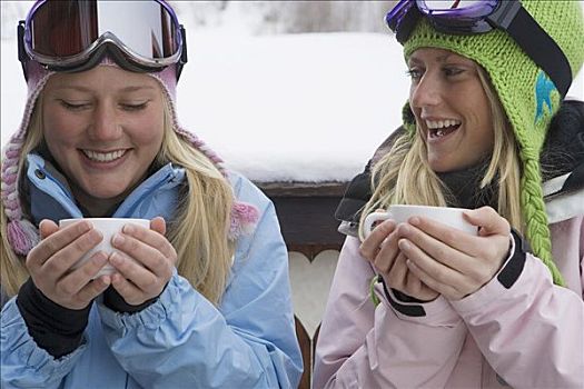 两个,年轻,金发,女人,滑雪服,拿着,杯子,热巧克力