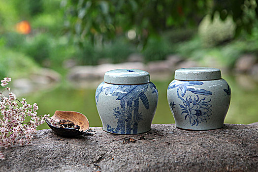 青花陶瓷茶叶罐