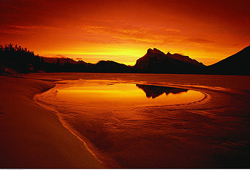 伦多山,日落,班芙国家公园,艾伯塔省,加拿大