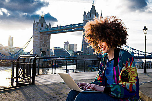 女孩,坐,室外,使用笔记本,塔桥,背景,伦敦,英格兰,英国