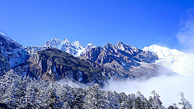 云海雪山