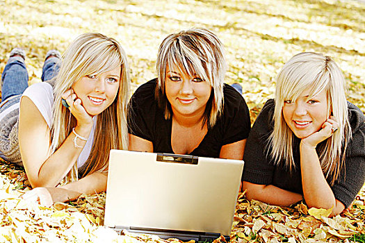 三个女孩,电脑