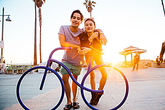 年轻,情侣,头像,倚靠,自行车,雕塑,海岸,威尼斯海滩,加利福尼亚,美国