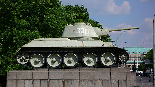 德国首都柏林苏军烈士纪念碑的苏联t34坦克
