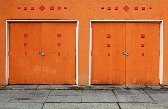 两个,橙色,车库门