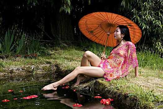 女青年,坐,靠近,水塘,拿着,伞