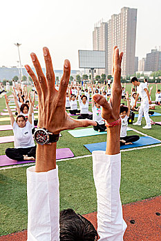 河南滑县,世界级瑜伽教练莅临贫困县城指导百人练瑜伽喜迎第三届,国际瑜伽日
