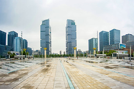 站在郑州东站西广场可以看到绿地中心的高层建筑