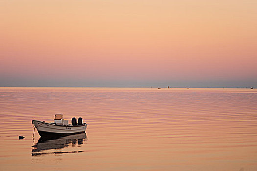 madagascar,tulear,ifaty,pink,sunrise,with,small,boat,in,the,ocean