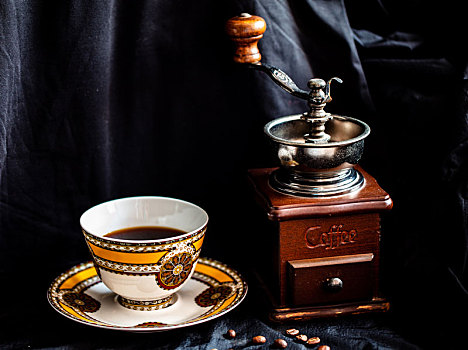 手工研磨咖啡机和骨刺咖啡杯咖啡豆