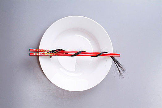 盘子中筷子缠绕着头发