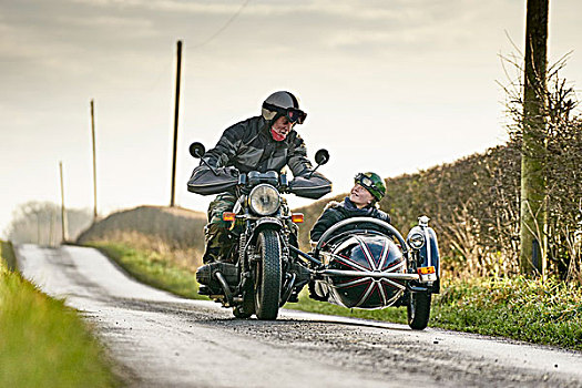 老人,孙子,骑,摩托车,乡村道路