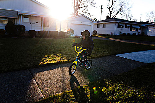 男孩,骑,自行车,人行道,日落,穿,安全帽