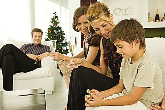 男孩,家庭,坐,沙发,看,圣诞饰品,圣诞树,背景
