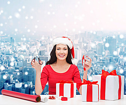 圣诞节,休假,庆贺,装饰,人,概念,微笑,女人,圣诞老人,帽子,剪刀,包装,礼盒,上方,雪,城市,背景