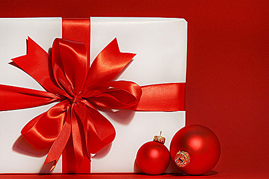 大,红色,蝴蝶结,礼物,红色背景,圣诞节,彩球