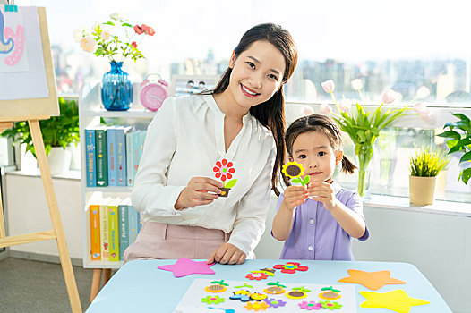 年輕女老師給小朋友上手工課