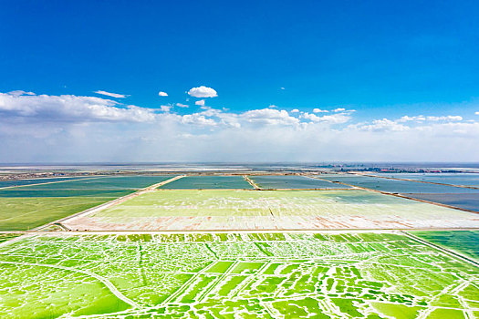 青海海西,格尔木,察尔汗盐湖风光风景航拍,2021年07月27日,察尔汗盐湖位于青海省格尔木市