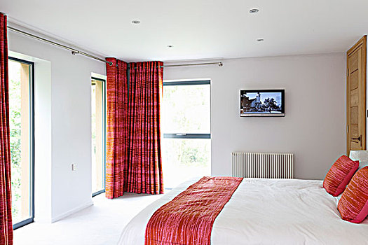现代,白色,卧室,红色,双人床,相对,落地窗,齐地,帘