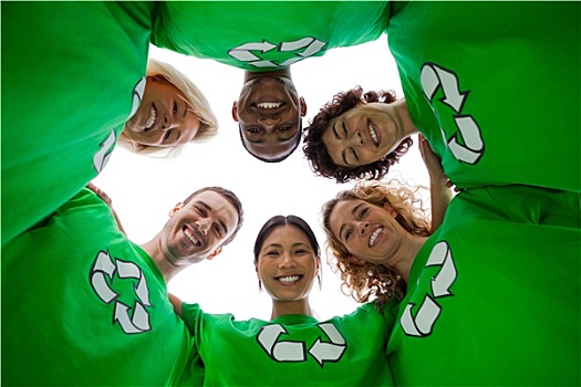 仰视,人,穿,绿色,衬衫,回收标志,白色背景,背景