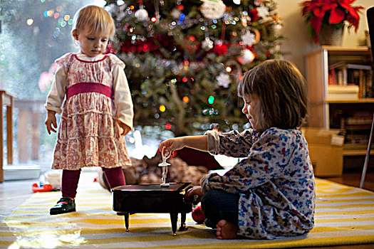 两个,孩子,姐妹,听,玩具,钢琴,音乐盒,圣诞节