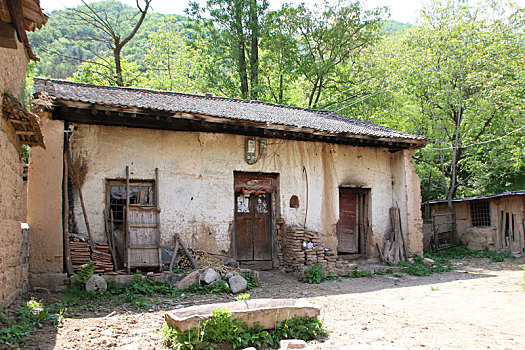 山中废弃小屋