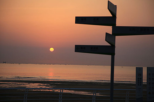 山东省日照市,清晨五点多的海滩人头攒动,游客早起观赏海上日出