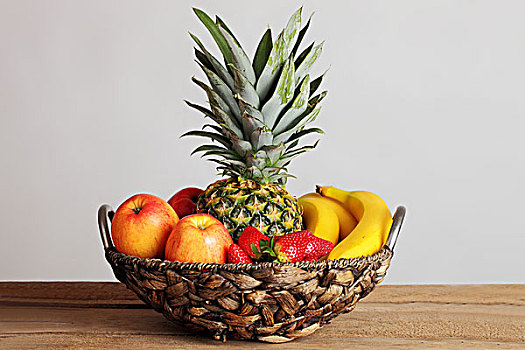 果篮,菠萝,苹果,香蕉,草莓,木桌子