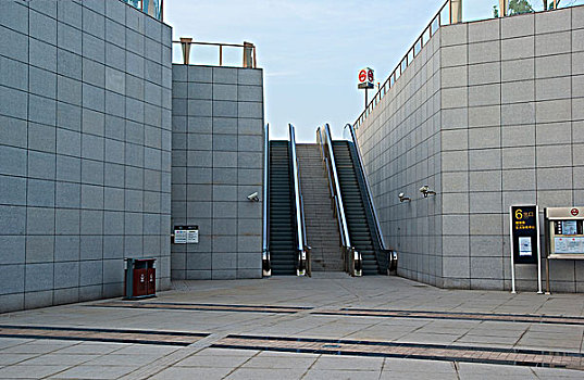 上海东方体育中心,地铁济阳路站