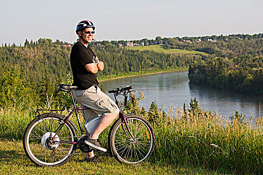 男人,骑,电,自行车,埃德蒙顿,城市天际线,背景,艾伯塔省,加拿大