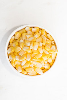 色泽金黄的新鲜玉米