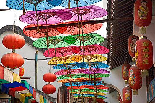 湖北武汉建筑内挂的红灯笼和伞