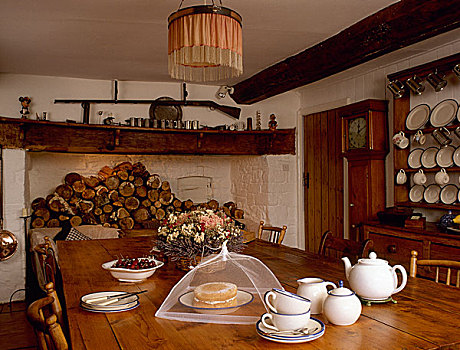 吊顶,壁炉,一堆,木柴,农舍,餐桌,茶,吊灯,灯罩