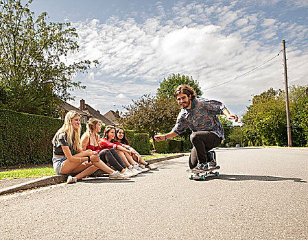 四个,美女,坐,路边,看,玩滑板