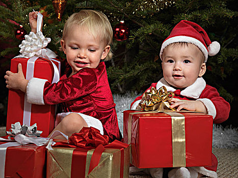 2岁,女孩,老,男孩,打开,礼物,圣诞树