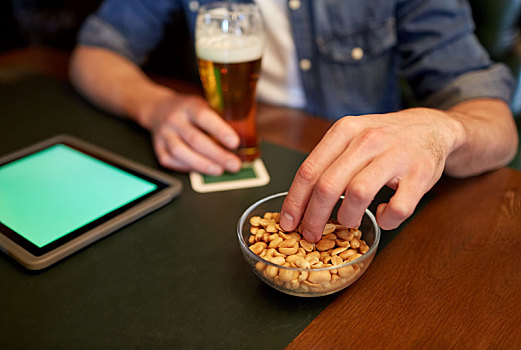 男人,平板电脑,啤酒,花生,酒吧