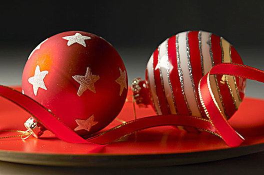 两个,红色,白色,条纹,圣诞节饰物