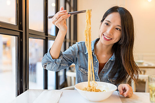 亚洲女性,吃饭,面条,中餐厅